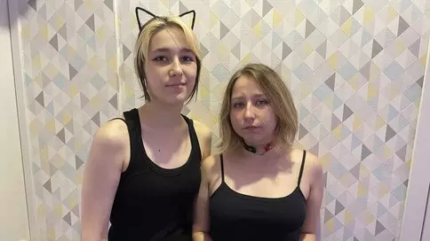 AnnAndKelly's live cam