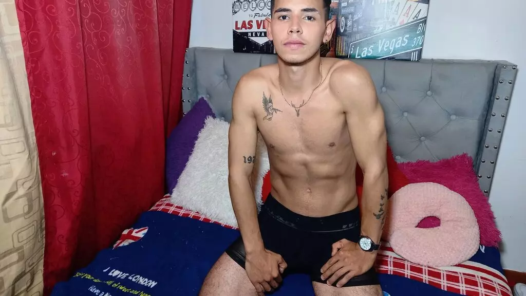 AlejandroCisnero's live cam